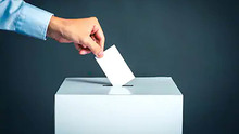 投票箱に一票を投票するイメージ写真